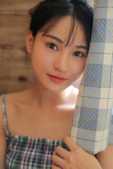 她胸前的一对兔子弹跳出来